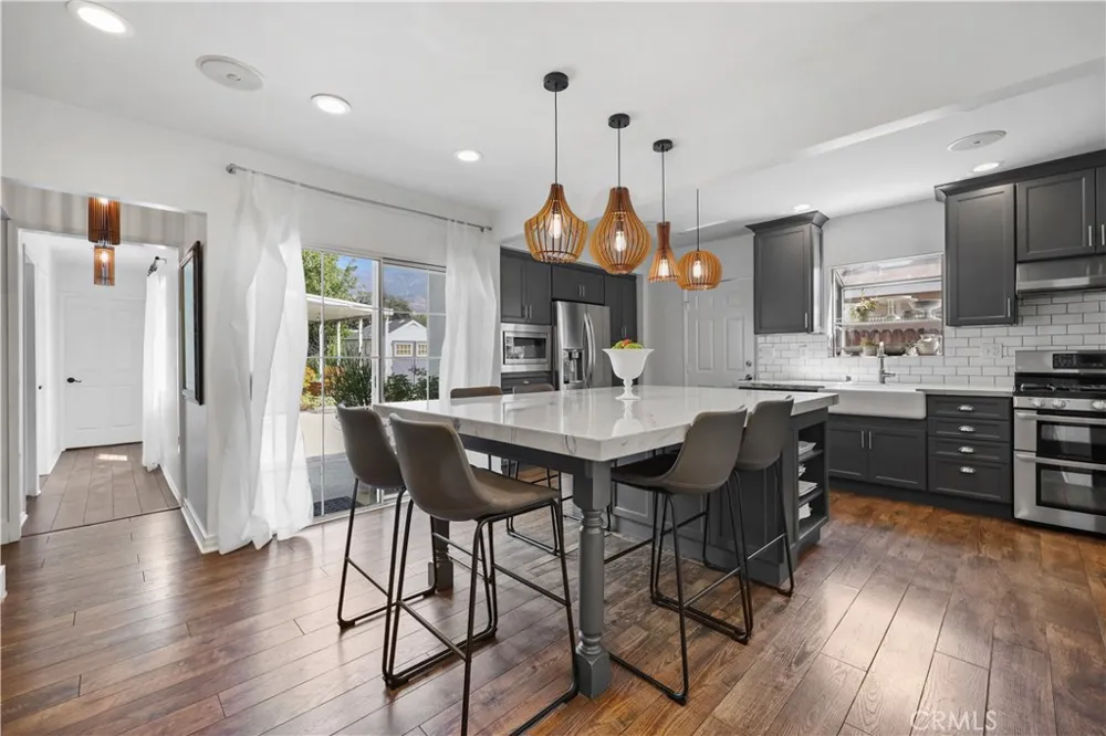 813 Mountain View Altadena, CA 91001
