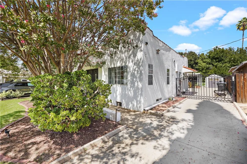 813 Mountain View Altadena, CA 91001