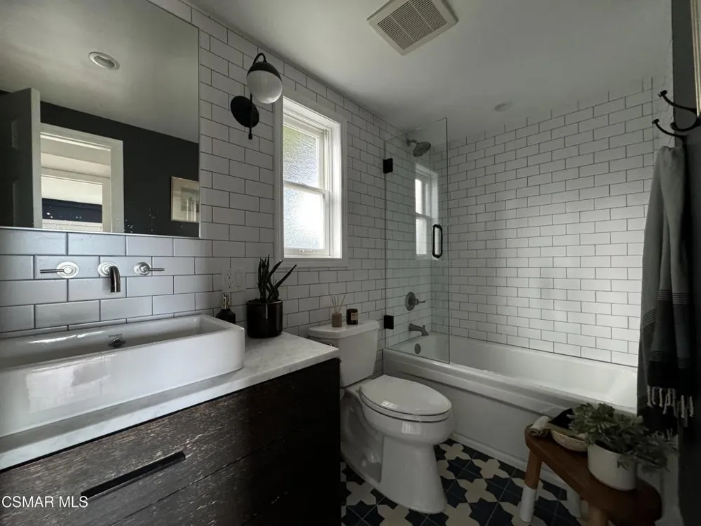 5235 Medina Road Woodland Hills, CA 91364