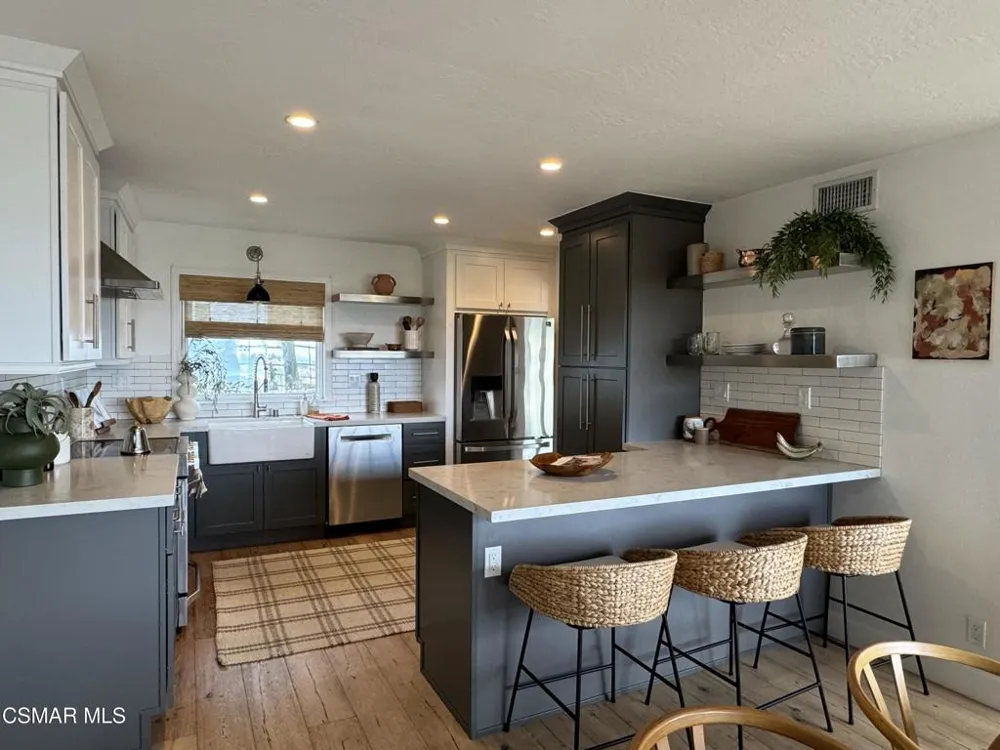 5235 Medina Road Woodland Hills, CA 91364