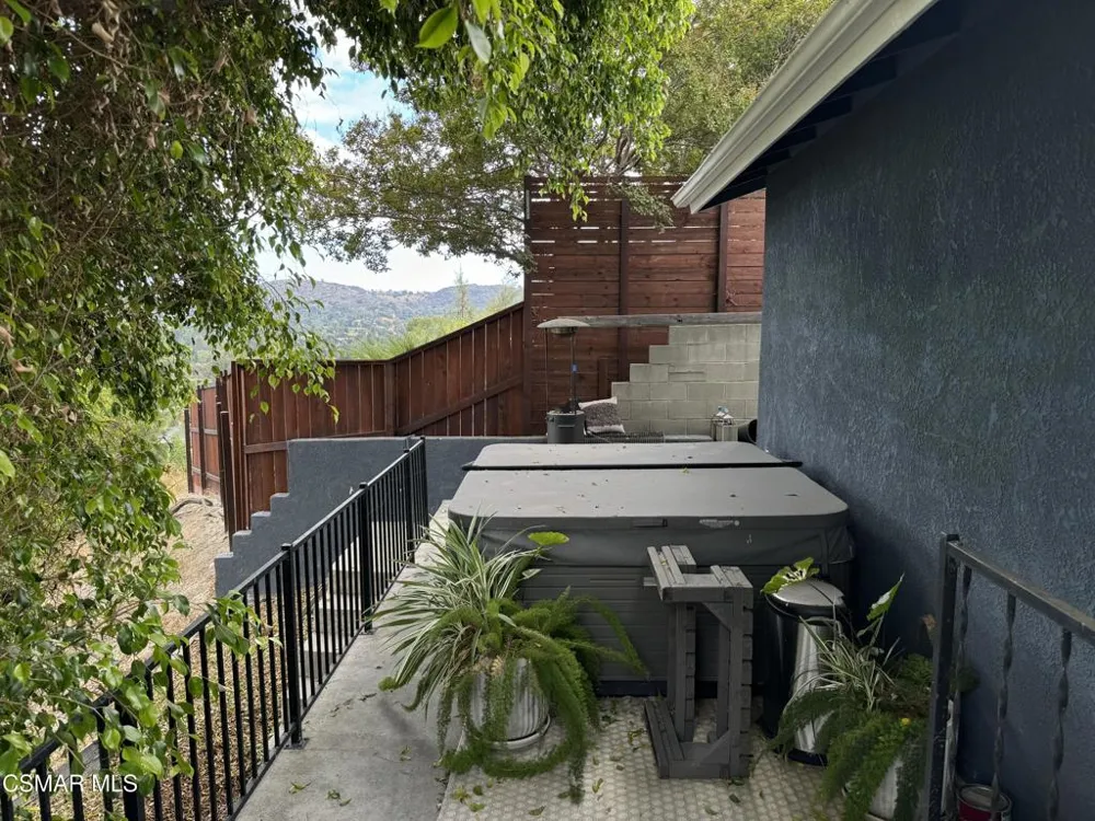 5235 Medina Road Woodland Hills, CA 91364