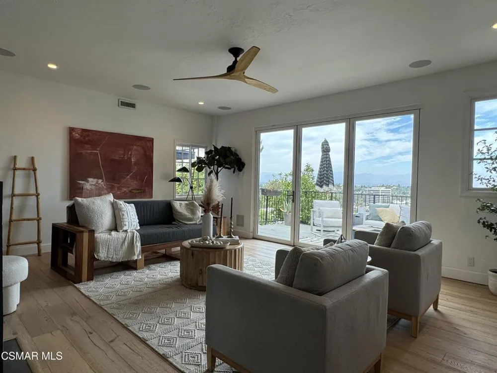 5235 Medina Road Woodland Hills, CA 91364