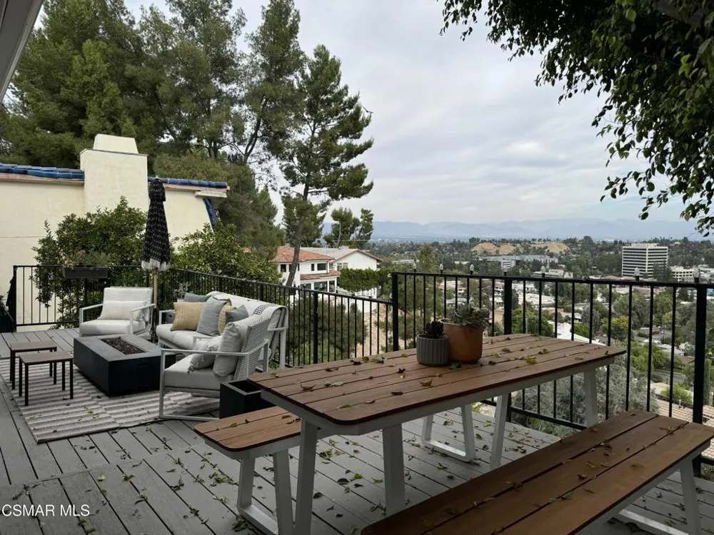 5235 Medina Road Woodland Hills, CA 91364