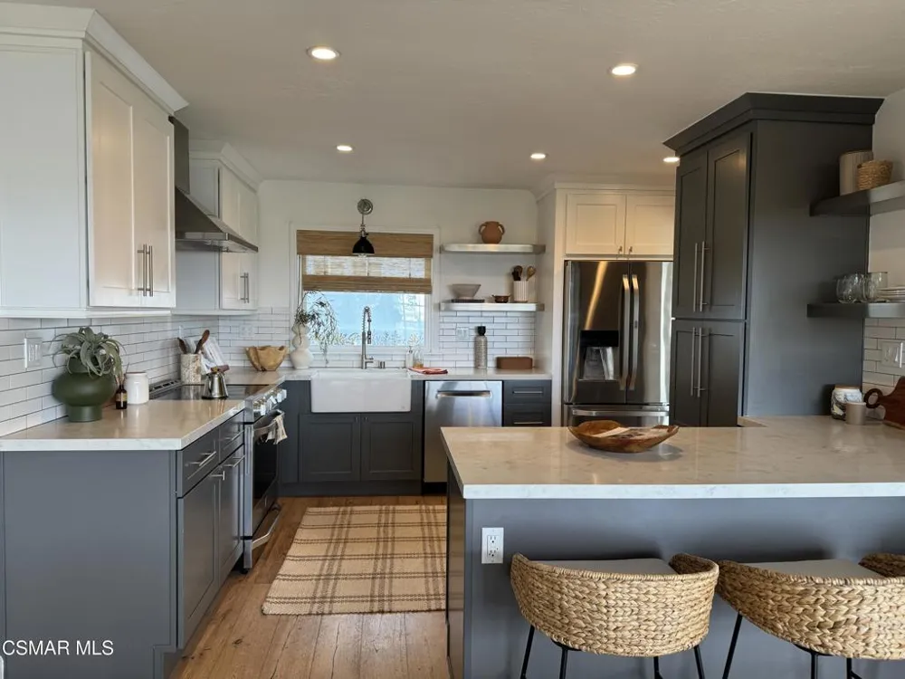 5235 Medina Road Woodland Hills, CA 91364