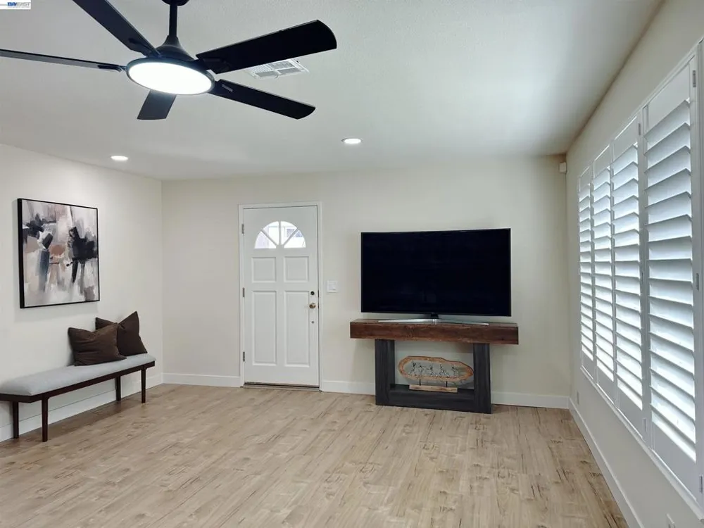 4242 Lunar Way Union City, CA 94587