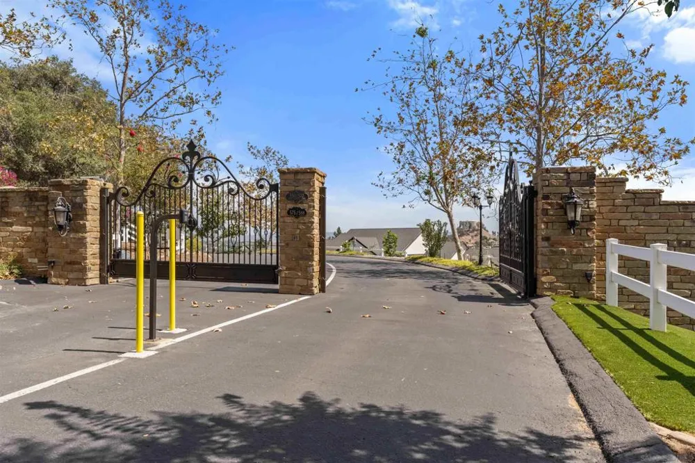 6100 Twin Country Lane Fallbrook, CA 92028
