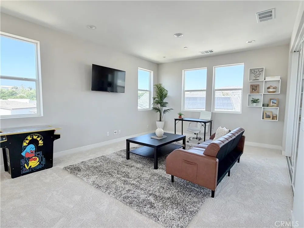 331 Newton Lake Forest, CA 92630
