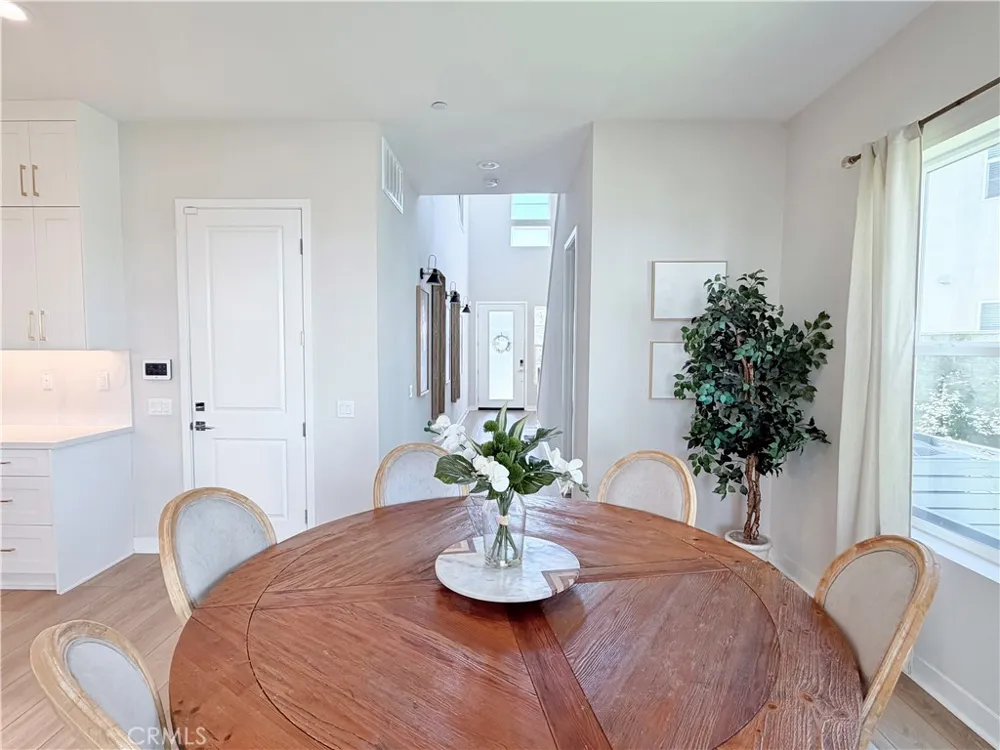 331 Newton Lake Forest, CA 92630