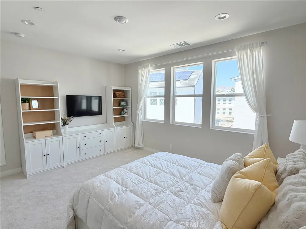 331 Newton Lake Forest, CA 92630