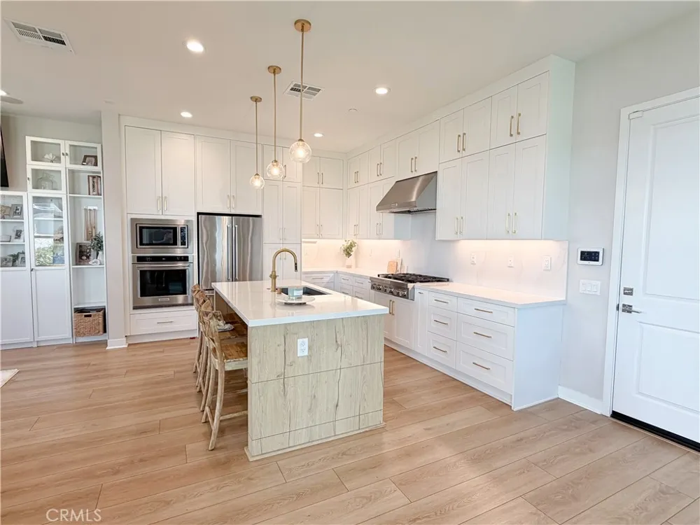 331 Newton Lake Forest, CA 92630