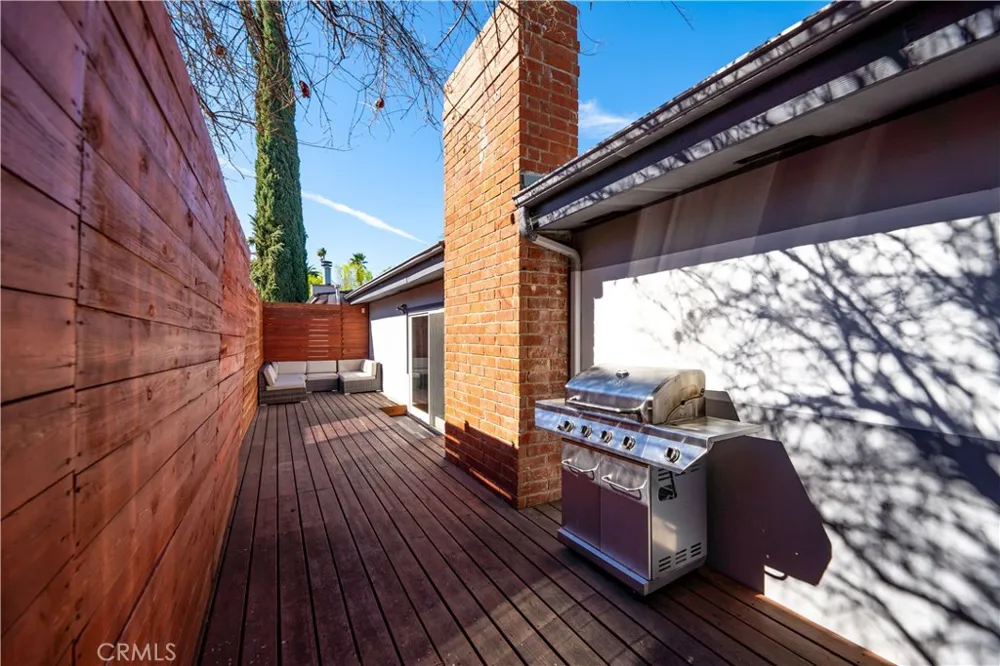 22540 Cass Avenue Woodland Hills, CA 91364