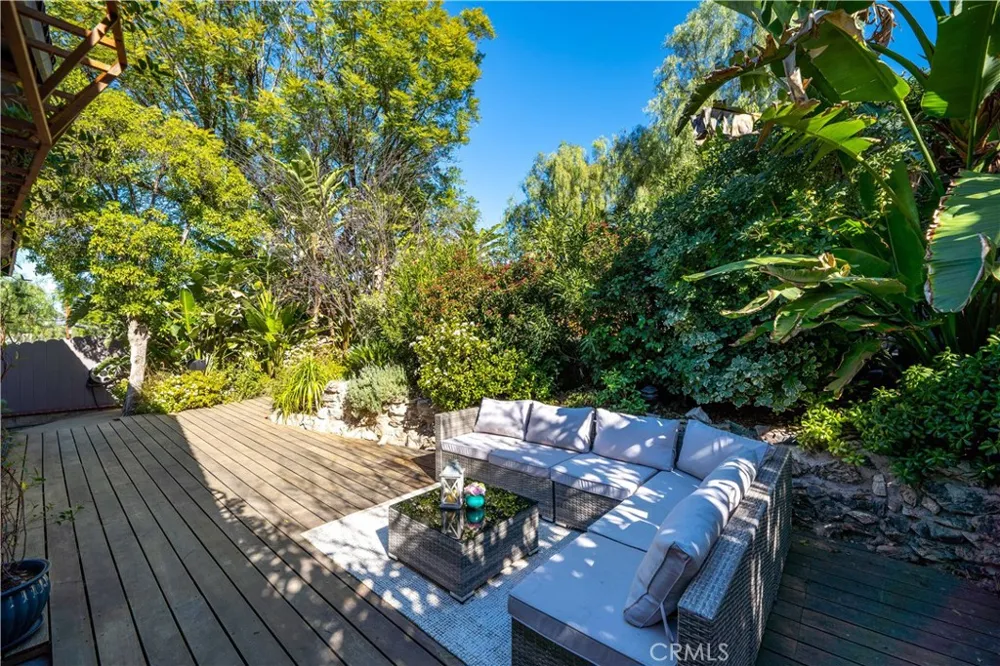 22540 Cass Avenue Woodland Hills, CA 91364