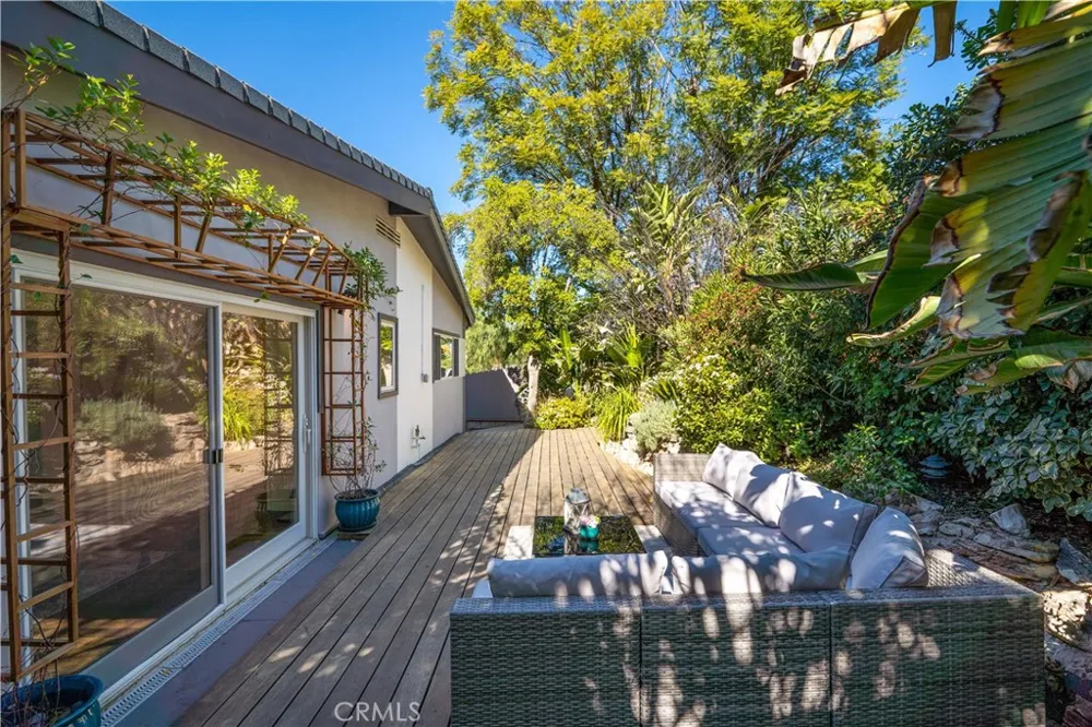 22540 Cass Avenue Woodland Hills, CA 91364