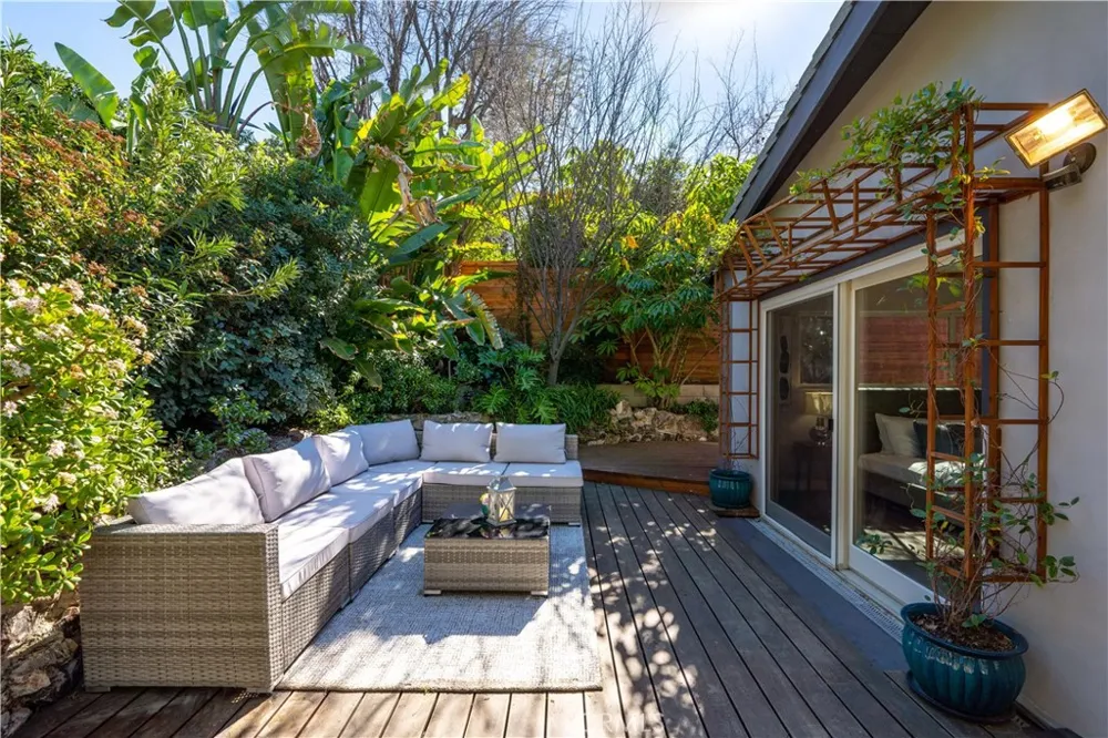 22540 Cass Avenue Woodland Hills, CA 91364