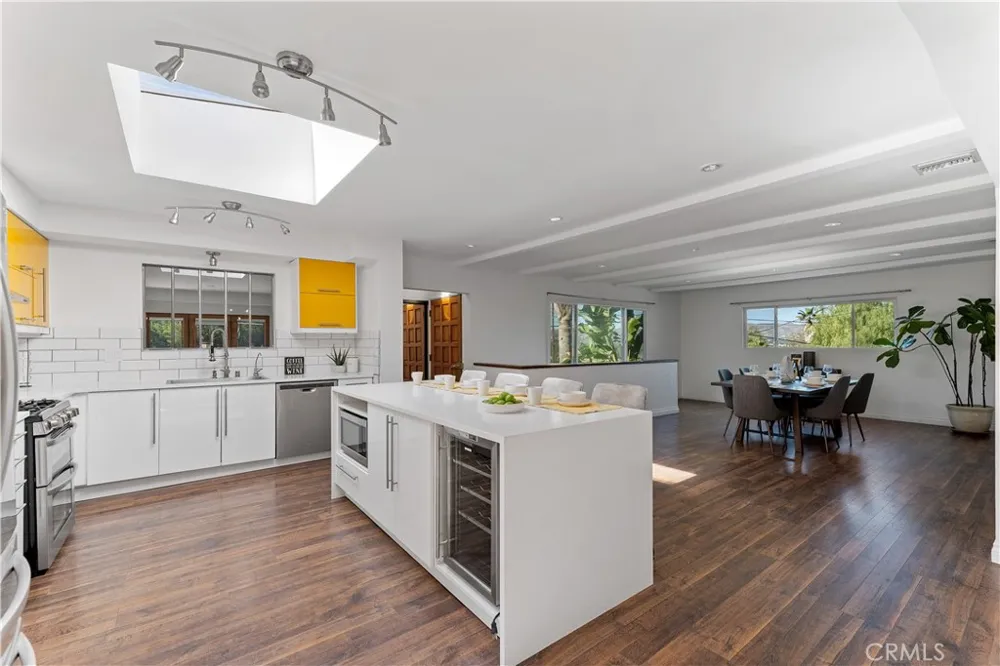 22540 Cass Avenue Woodland Hills, CA 91364