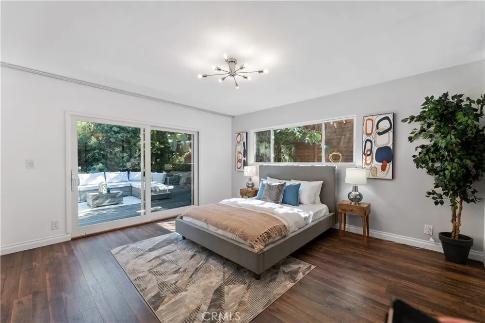 22540 Cass Avenue Woodland Hills, CA 91364