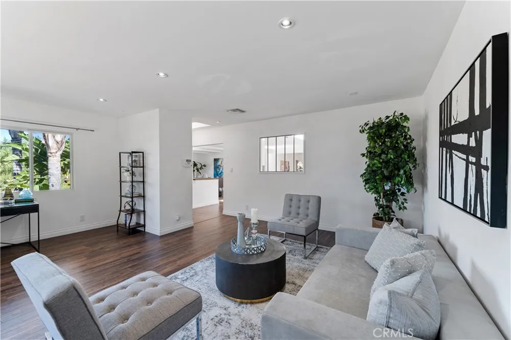 22540 Cass Avenue Woodland Hills, CA 91364