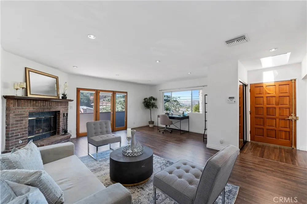 22540 Cass Avenue Woodland Hills, CA 91364
