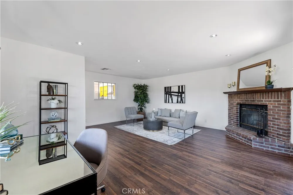 22540 Cass Avenue Woodland Hills, CA 91364