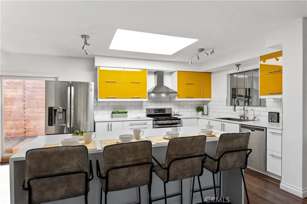22540 Cass Avenue Woodland Hills, CA 91364