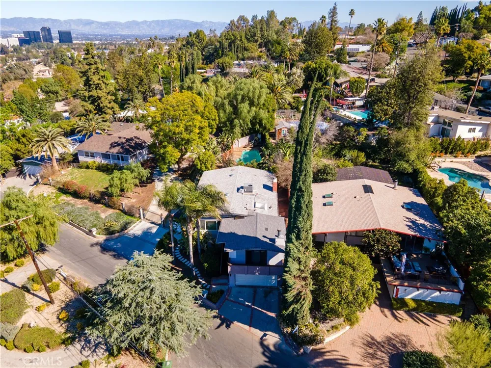 22540 Cass Avenue Woodland Hills, CA 91364