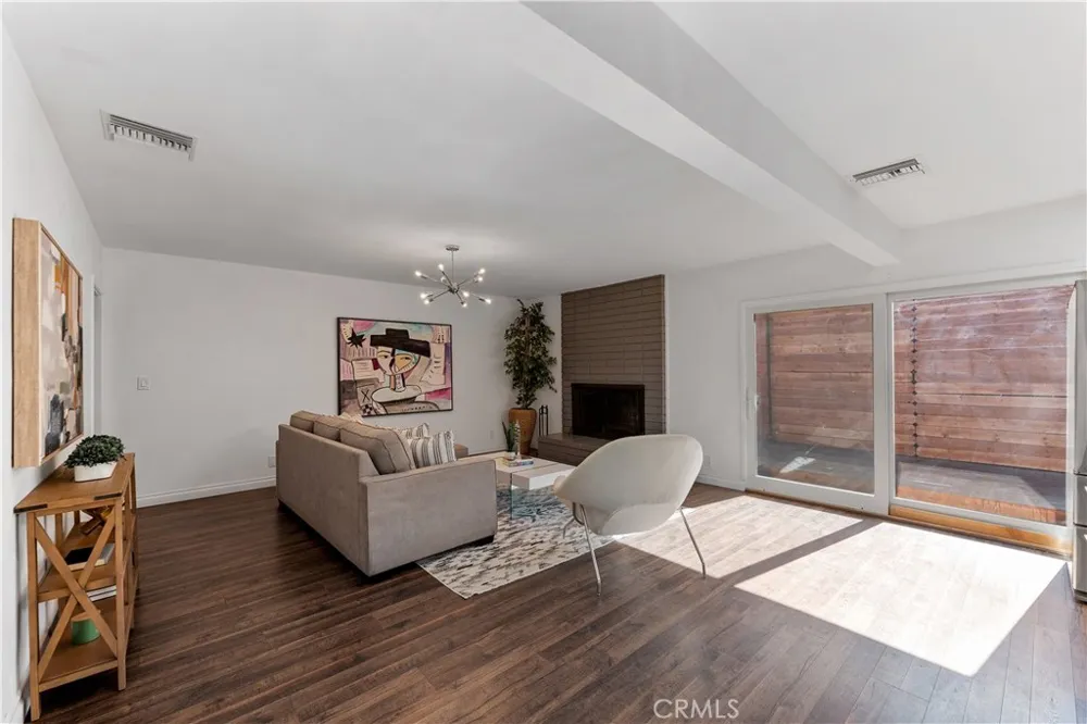22540 Cass Avenue Woodland Hills, CA 91364
