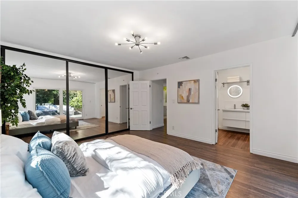 22540 Cass Avenue Woodland Hills, CA 91364
