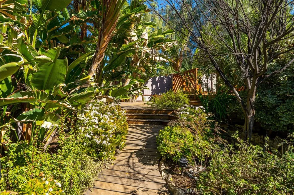 22540 Cass Avenue Woodland Hills, CA 91364