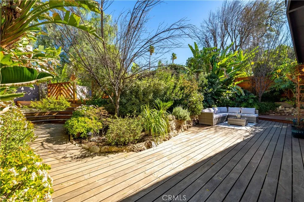 22540 Cass Avenue Woodland Hills, CA 91364