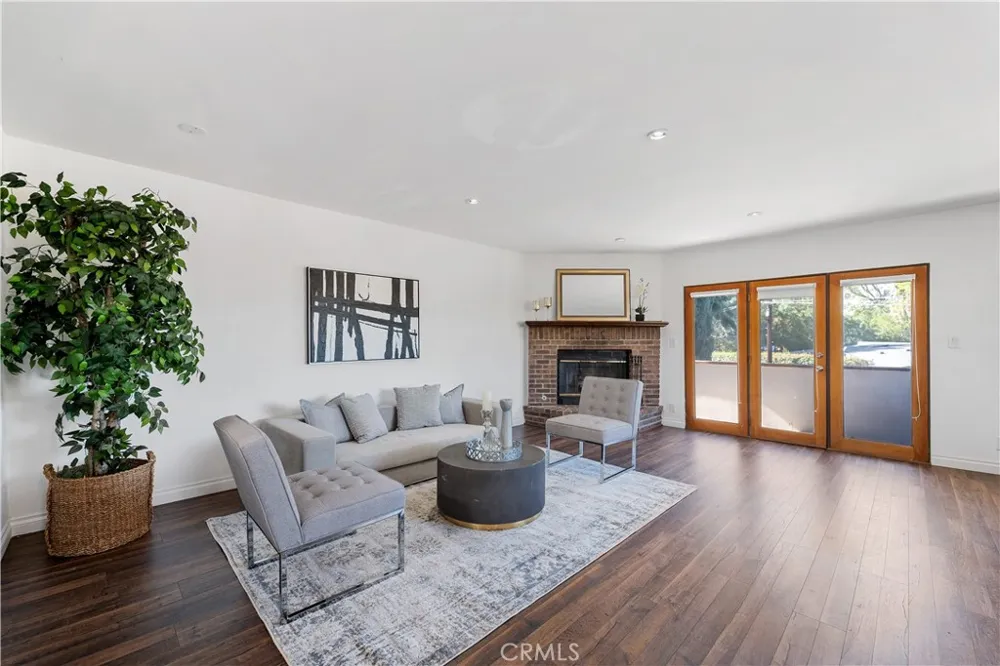 22540 Cass Avenue Woodland Hills, CA 91364