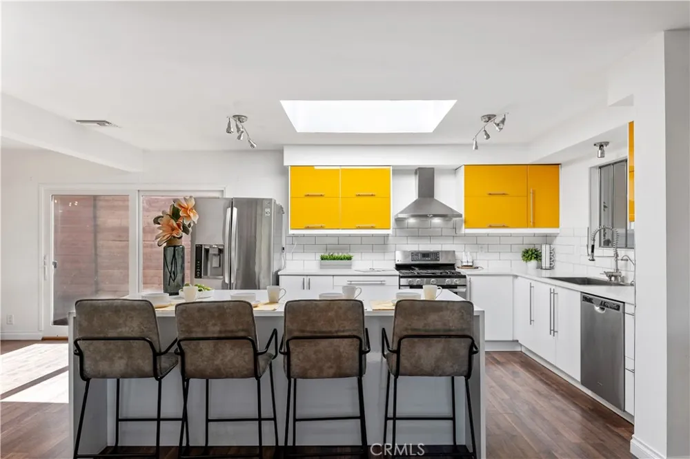 22540 Cass Avenue Woodland Hills, CA 91364