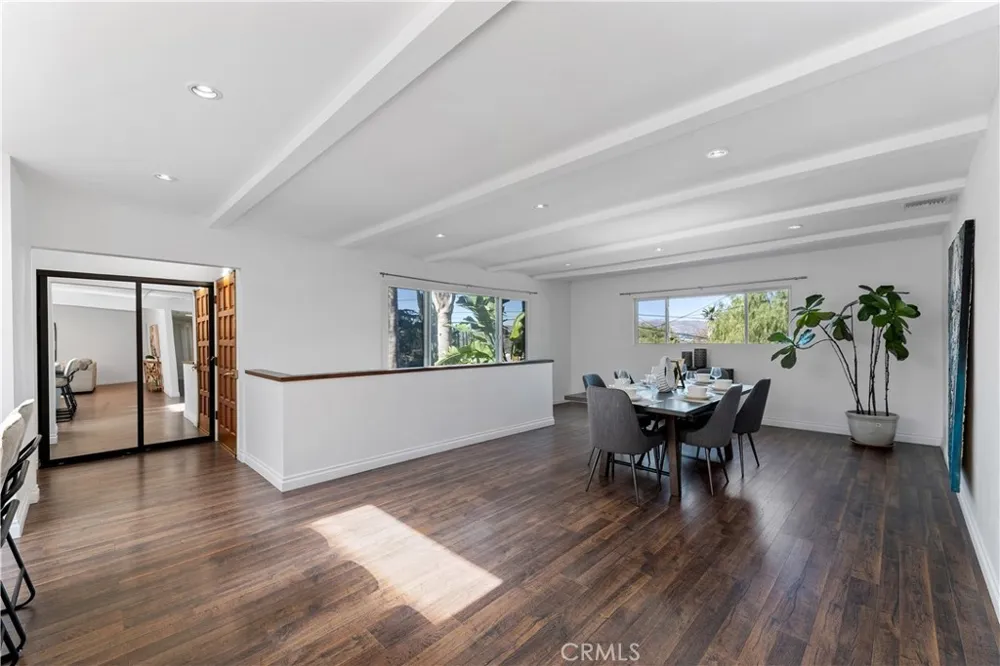 22540 Cass Avenue Woodland Hills, CA 91364