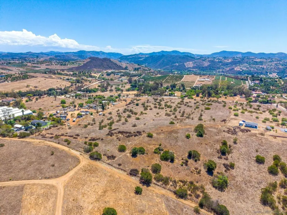 W Lilac Rd Bonsall, CA 92003