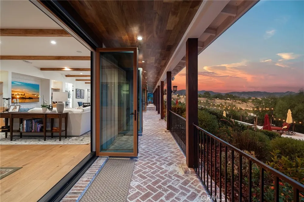 17879 Ridgeway Granada Hills, CA 91344