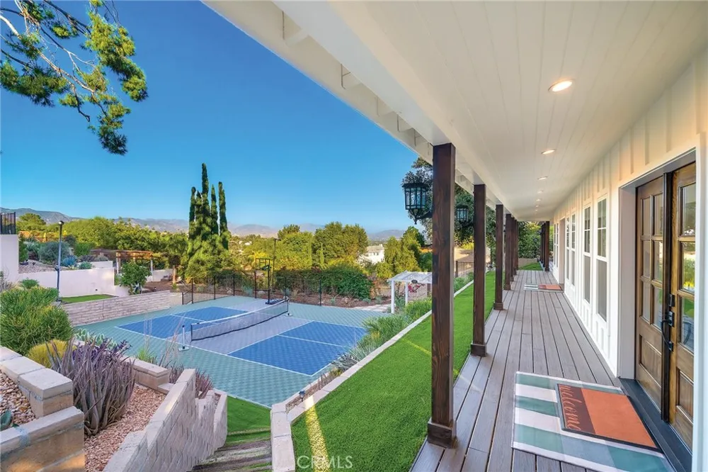 17879 Ridgeway Granada Hills, CA 91344