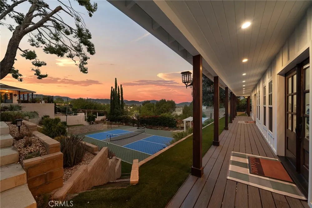 17879 Ridgeway Granada Hills, CA 91344