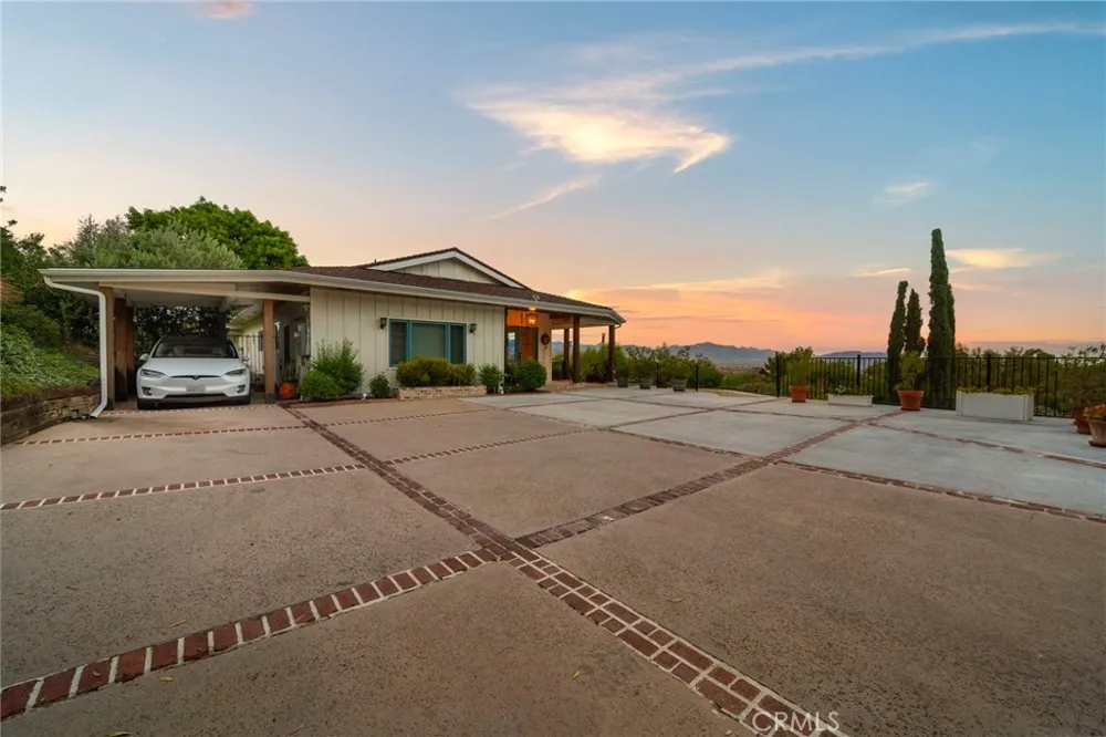 17879 Ridgeway Granada Hills, CA 91344