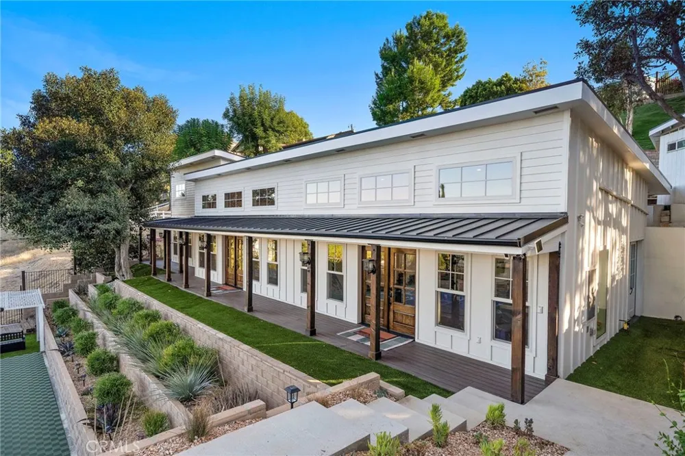 17879 Ridgeway Granada Hills, CA 91344