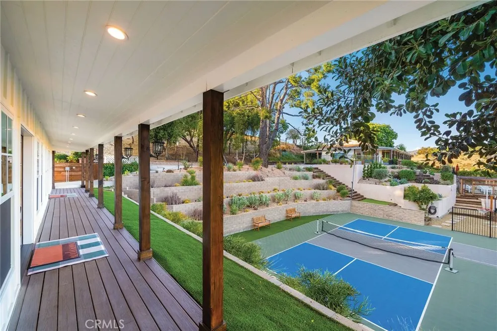 17879 Ridgeway Granada Hills, CA 91344