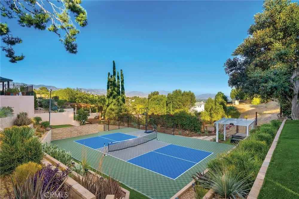 17879 Ridgeway Granada Hills, CA 91344