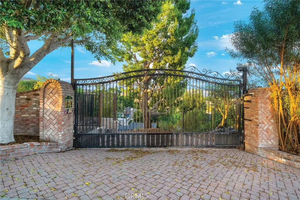 17879 Ridgeway Granada Hills, CA 91344