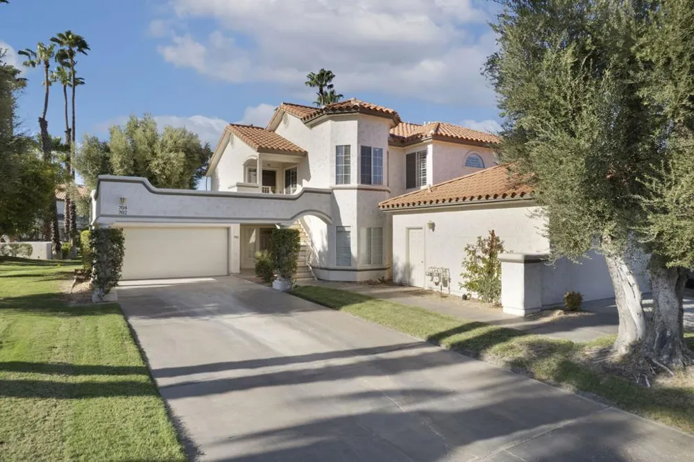 704 Vista Lago Palm Desert, CA 92211