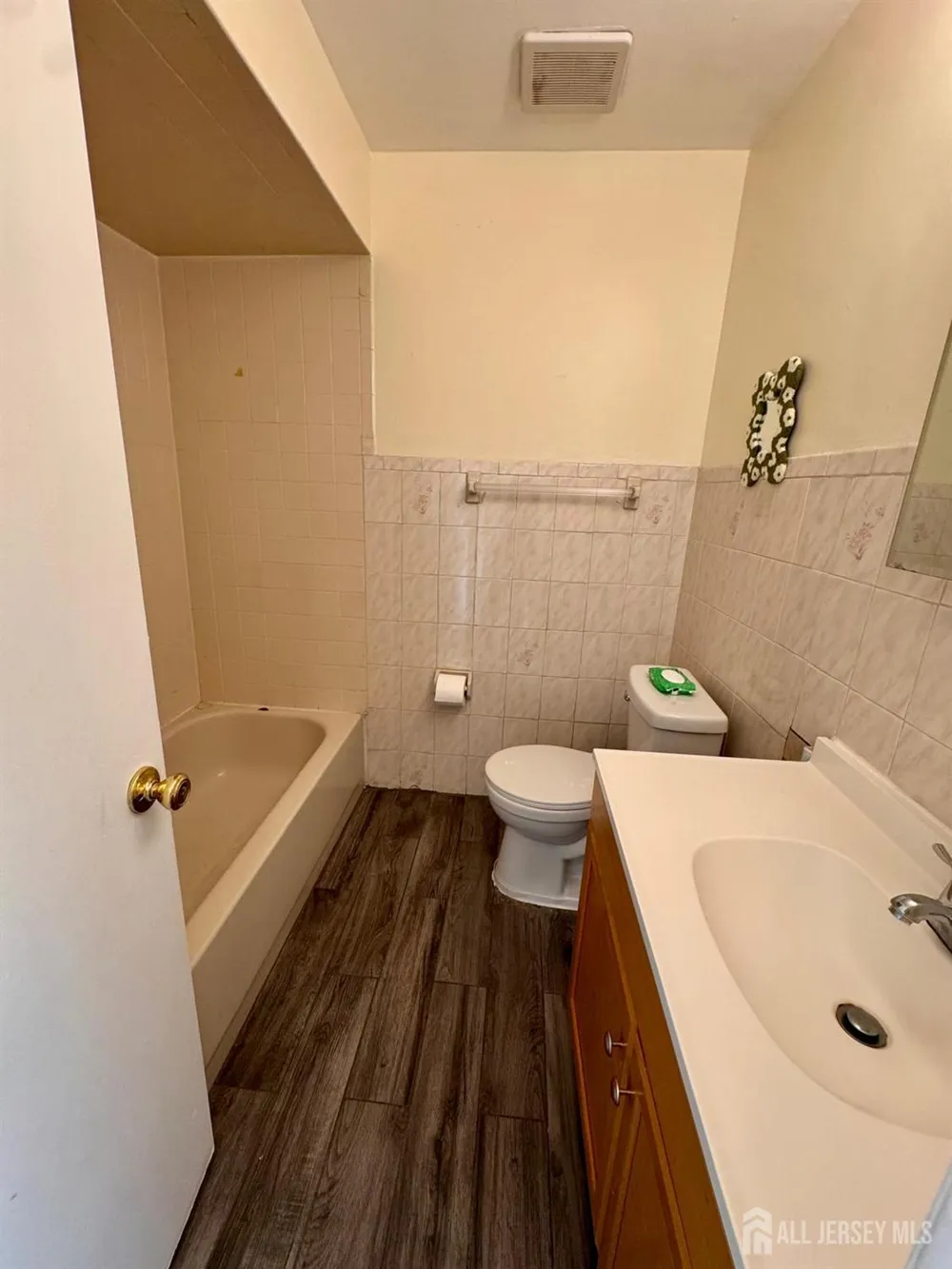 1202 Green Hollow Drive Iselin, NJ 08830