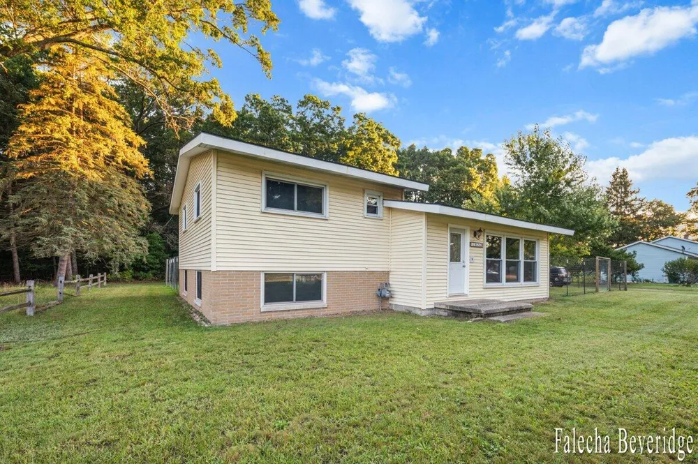1624 W Giles Road Laketon Township, MI 49445
