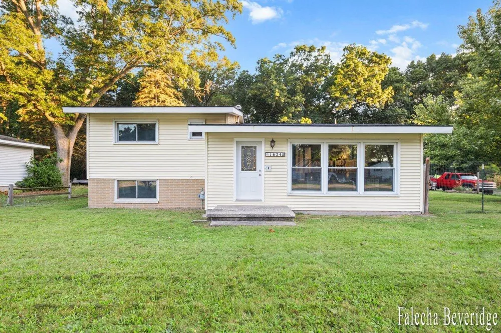 1624 W Giles Road Laketon Township, MI 49445