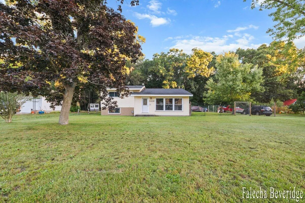 1624 W Giles Road Laketon Township, MI 49445
