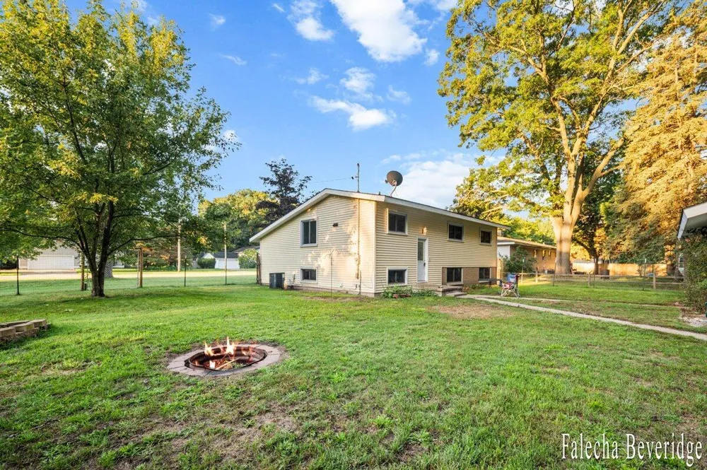 1624 W Giles Road Laketon Township, MI 49445