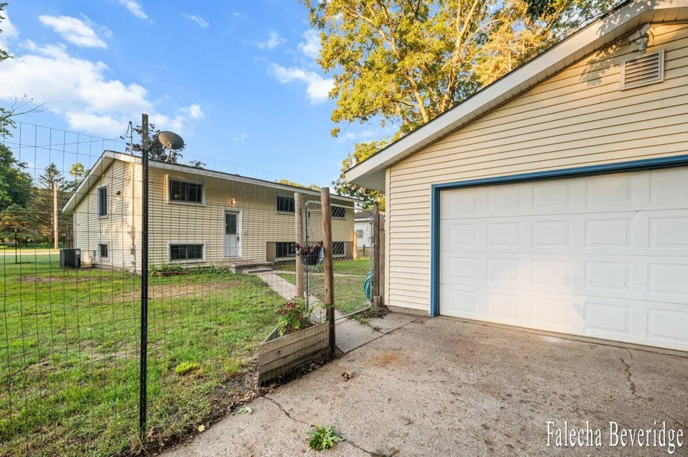 1624 W Giles Road Laketon Township, MI 49445