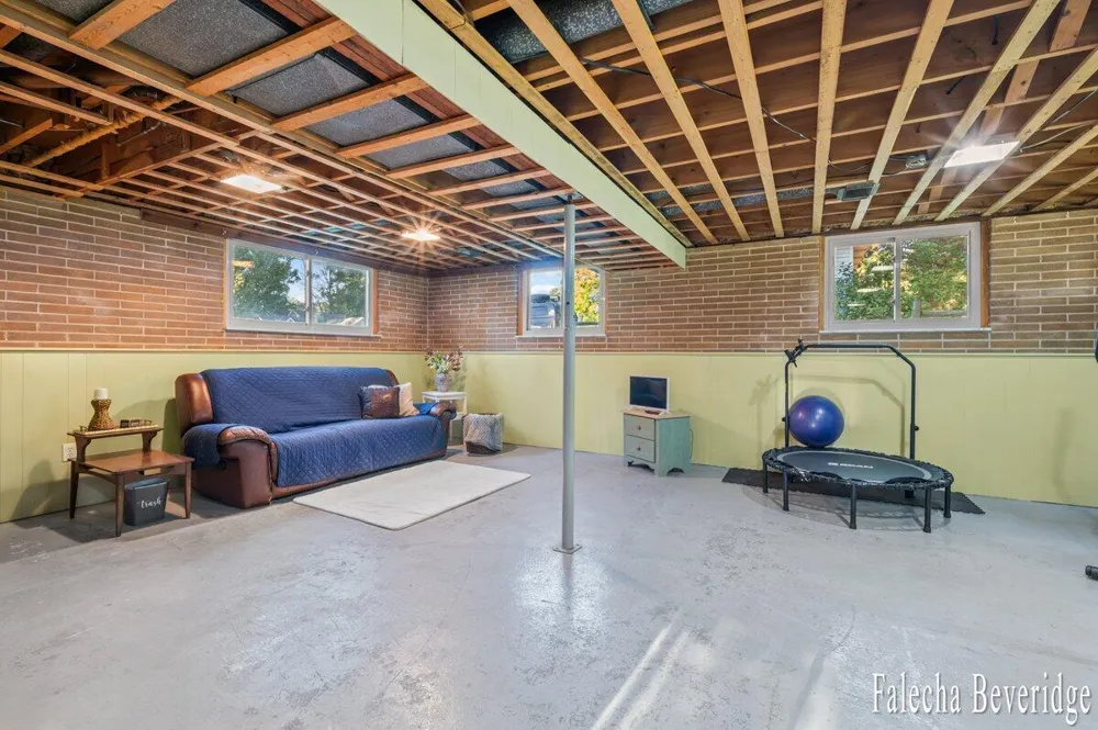 1624 W Giles Road Laketon Township, MI 49445