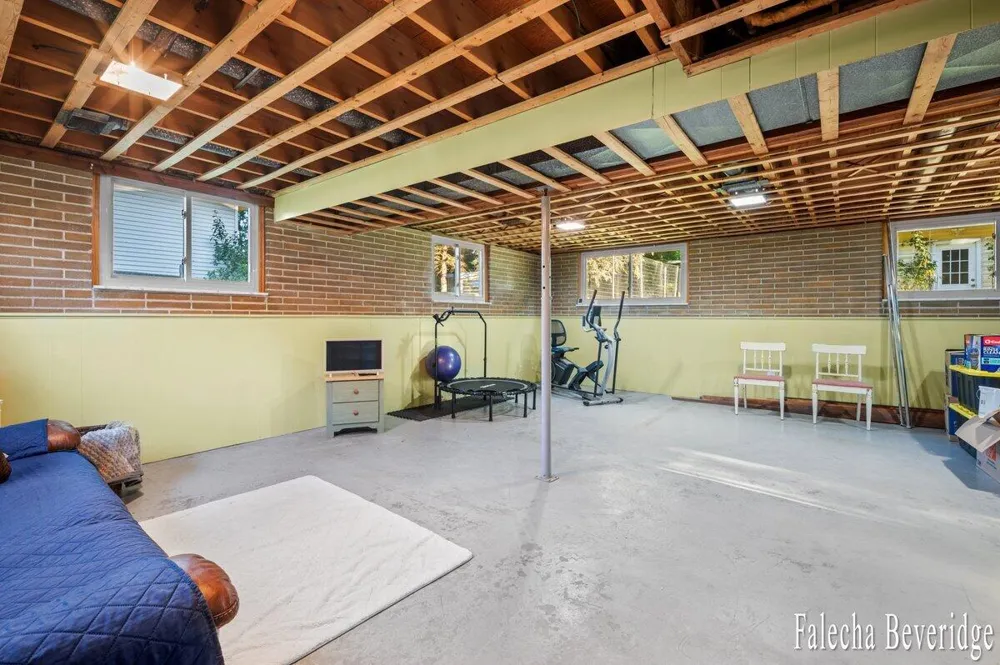 1624 W Giles Road Laketon Township, MI 49445